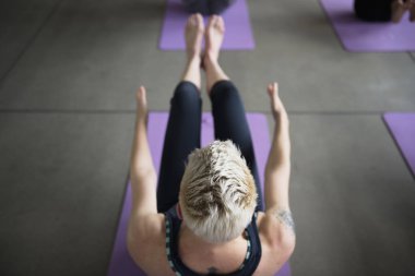sarışın kadının Yoga egzersiz yapması