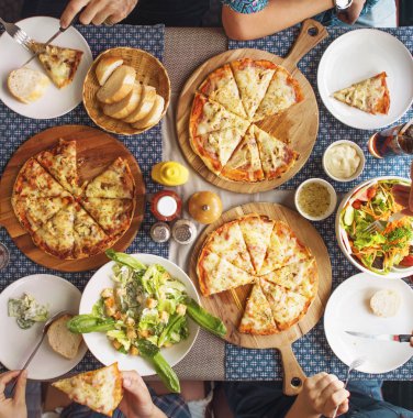 Pizza yeme insanlar