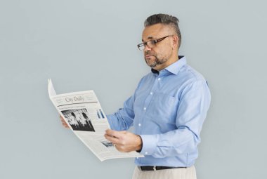 Gazete okuyan adam