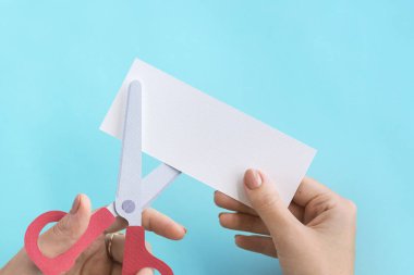 kişi kesme kağıt makas tarafından 