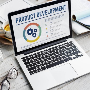 çalışma alanı tablo açılan laptop