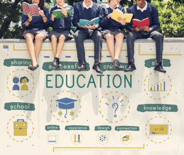 Öğrenciler College çit oturan üniforma