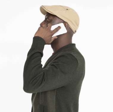 Telefonda konuşan adam.