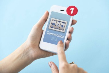 insan elinden tutarak cep telefonu