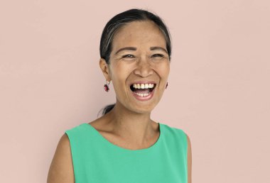 Latin Amerikalı kadın gülümseyerek