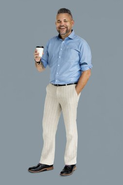 Elinde kahve tutan adam.