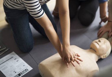 CPR ilk yardım eğitimi öğrenme insanlar