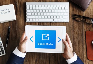 iş kişi dijital tablet kullanma