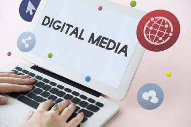 Dizüstü bilgisayarda çalışan kadın