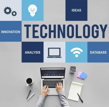 Dizüstü bilgisayarda çalışan kişi