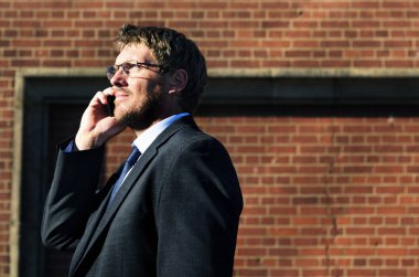 İş adamı cep telefonuyla konuşuyor.