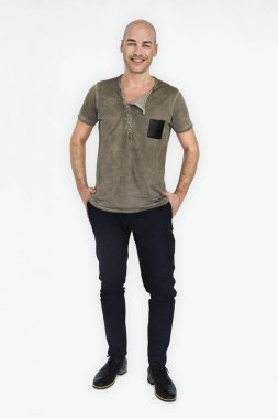 Adam gülen ve ceplerinde elele