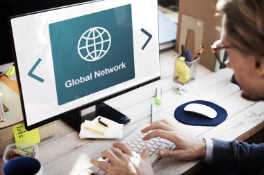 Ofiste çalışan bir iş adamı.