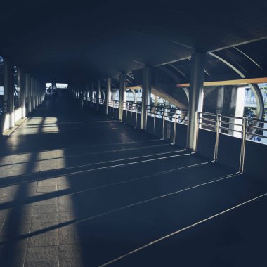 Boş terminali ve gölgeler