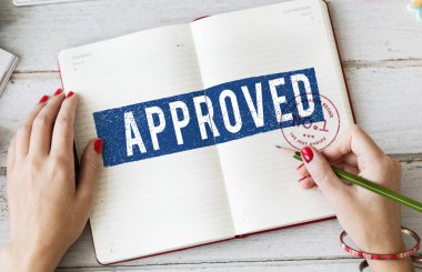 Günlüğe notlar yazan kadın