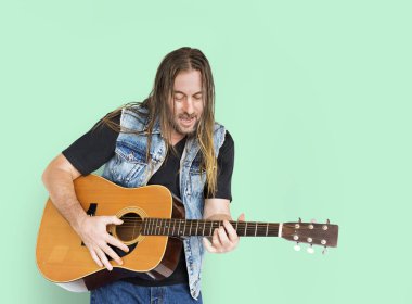  sakallı adam gitar çalmak