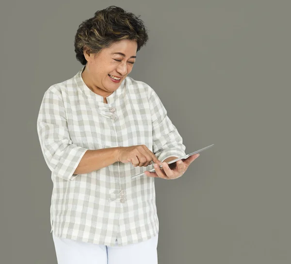 Mujer mayor usando tableta digital —  Fotos de Stock