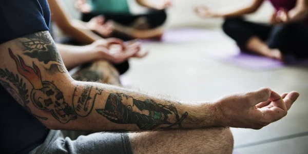 Menschen, die Yoga-Meditation machen — Stockfoto