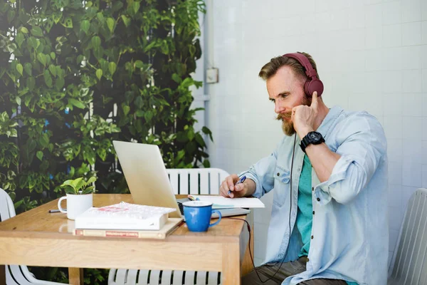 Man Working on laptop — Stock Photo, Image