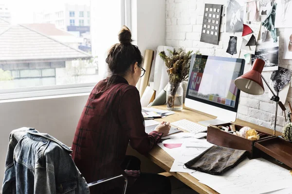 Diseñador de moda en mesa de trabajo — Foto de Stock