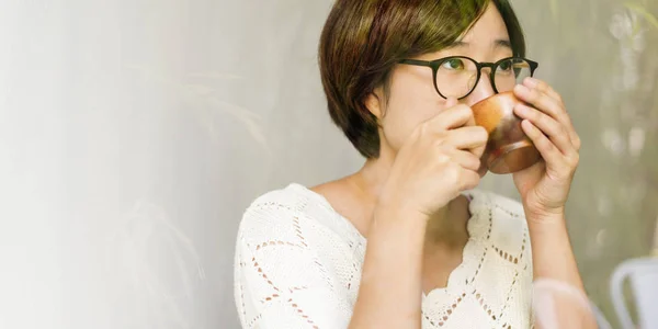 Mujer sosteniendo taza de té — Foto de Stock