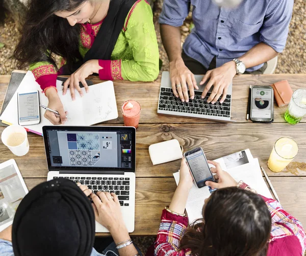 Indiska personer som använder bärbara datorer — Stockfoto