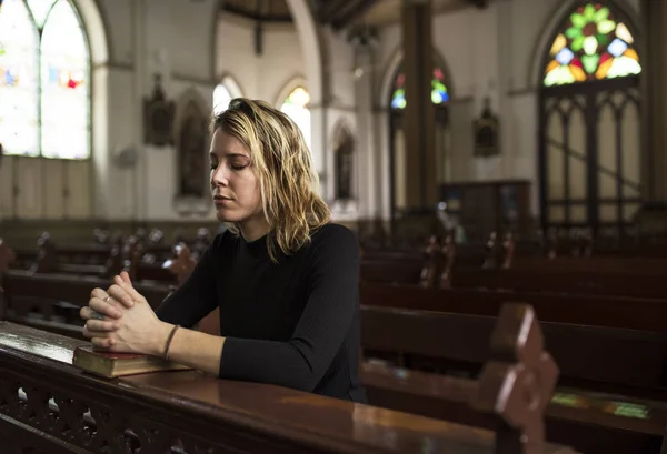 Mujer entrometiéndose en la Iglesia — Foto de Stock