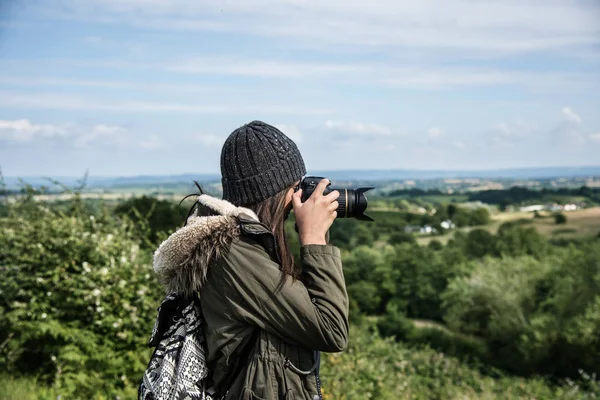 Kobieta z aparatu fotograficznego — Zdjęcie stockowe