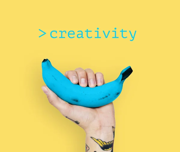 Татуированная рука с бананом — стоковое фото