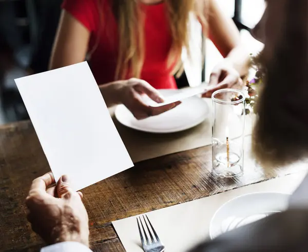 Hombre celebración de la tarjeta de menú — Foto de Stock