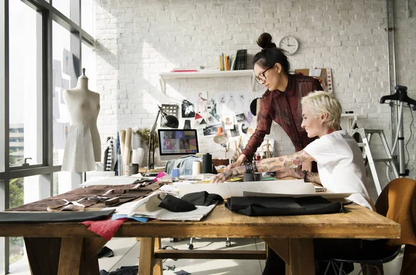 Créateurs de mode en atelier de tissu — Photo