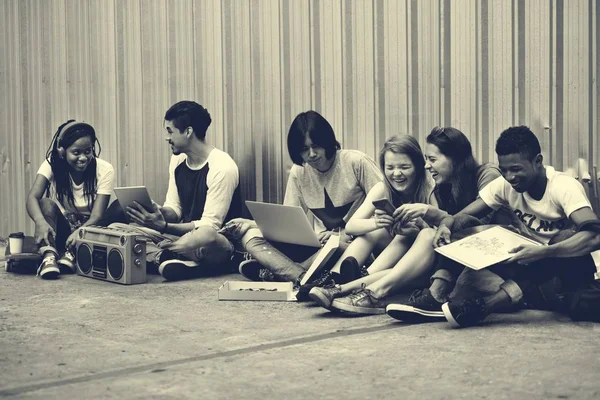 Diversidade amigos sentados no chão — Fotografia de Stock