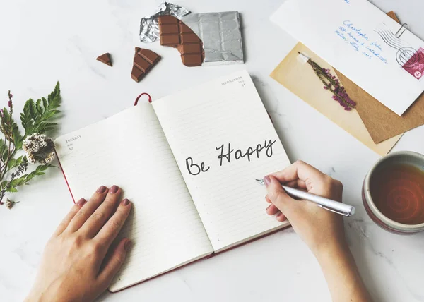 Vrouw schrijven in notebook — Stockfoto