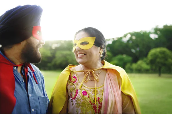 印度夫妇在超级英雄的服装 — 图库照片