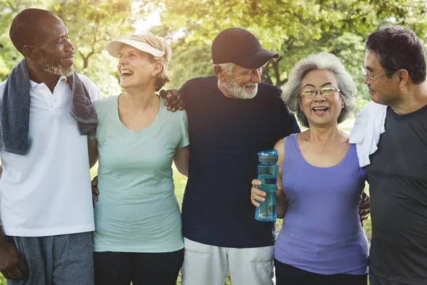 Grup de prieteni seniori — Fotografie, imagine de stoc