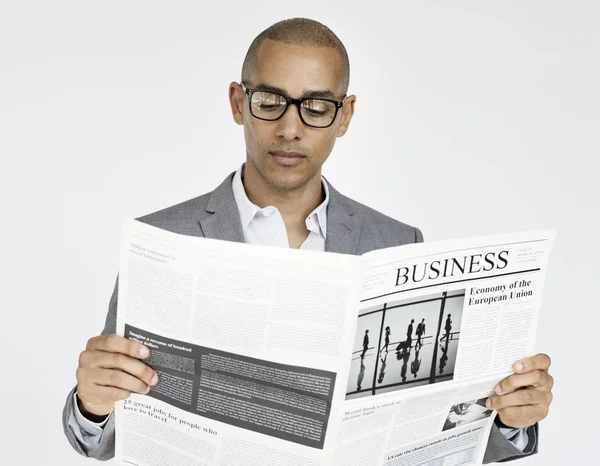 Homem de negócios lendo jornal — Fotografia de Stock