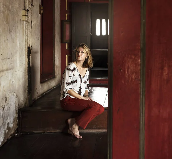 Jovem mulher sentada nas escadas — Fotografia de Stock