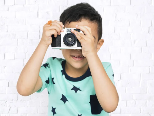 Хлопчик позує з фотоапаратом — стокове фото