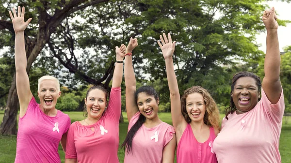 Hermosas mujeres en camisas rosas — Foto de Stock