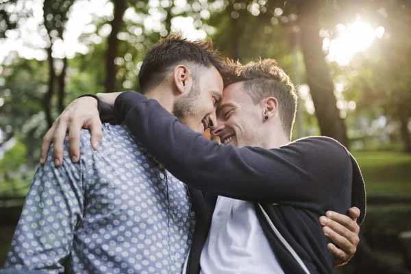 Bög par tillbringa tid tillsammans — Stockfoto