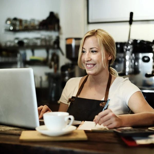 Barista Frau arbeitet im Café — Stockfoto