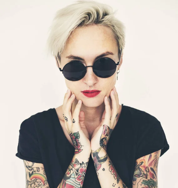 Стильна жінка з татуюваннями — стокове фото