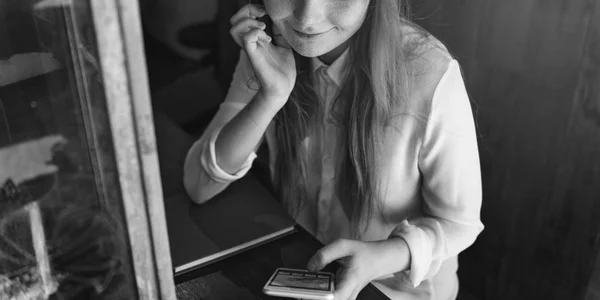 Κορίτσι που χρησιμοποιεί smartphone — Φωτογραφία Αρχείου