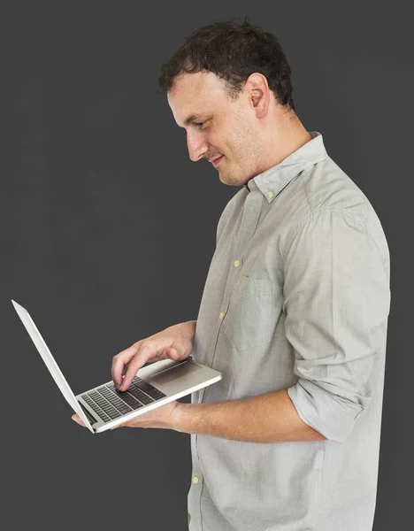 Homem usando laptop no estúdio — Fotografia de Stock