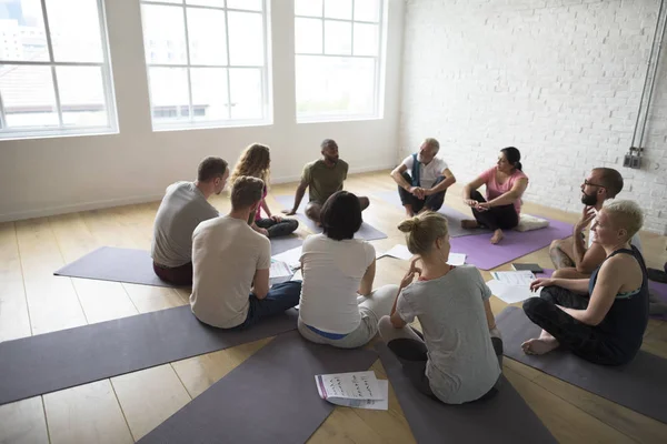 Diversidade Pessoas fazendo exercício — Fotografia de Stock