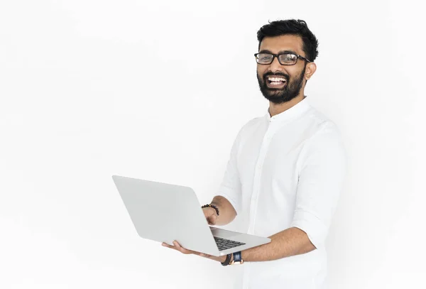Felice uomo indiano in possesso di laptop — Foto Stock