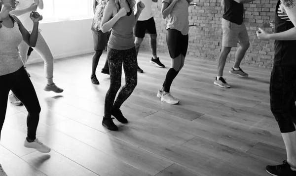 Çeşitlilik insanlar egzersiz yapıyor 