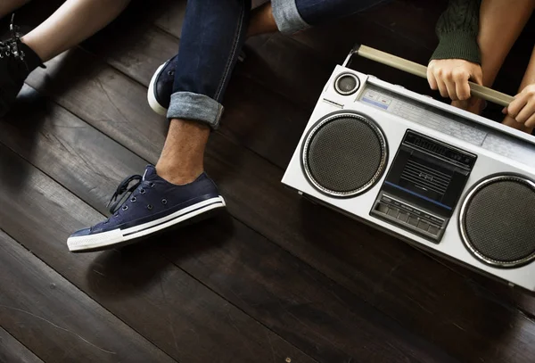 Vrienden luisteren van muziek van boombox — Stockfoto