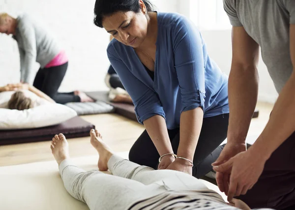 İnsanlar masaj yapmak eğitim — Stok fotoğraf