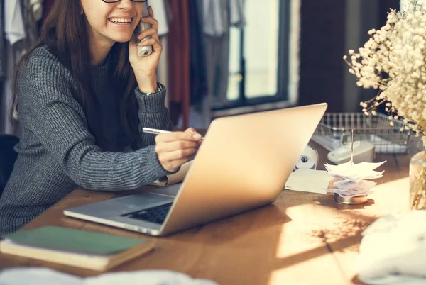 Žena používající laptop na stole — Stock fotografie